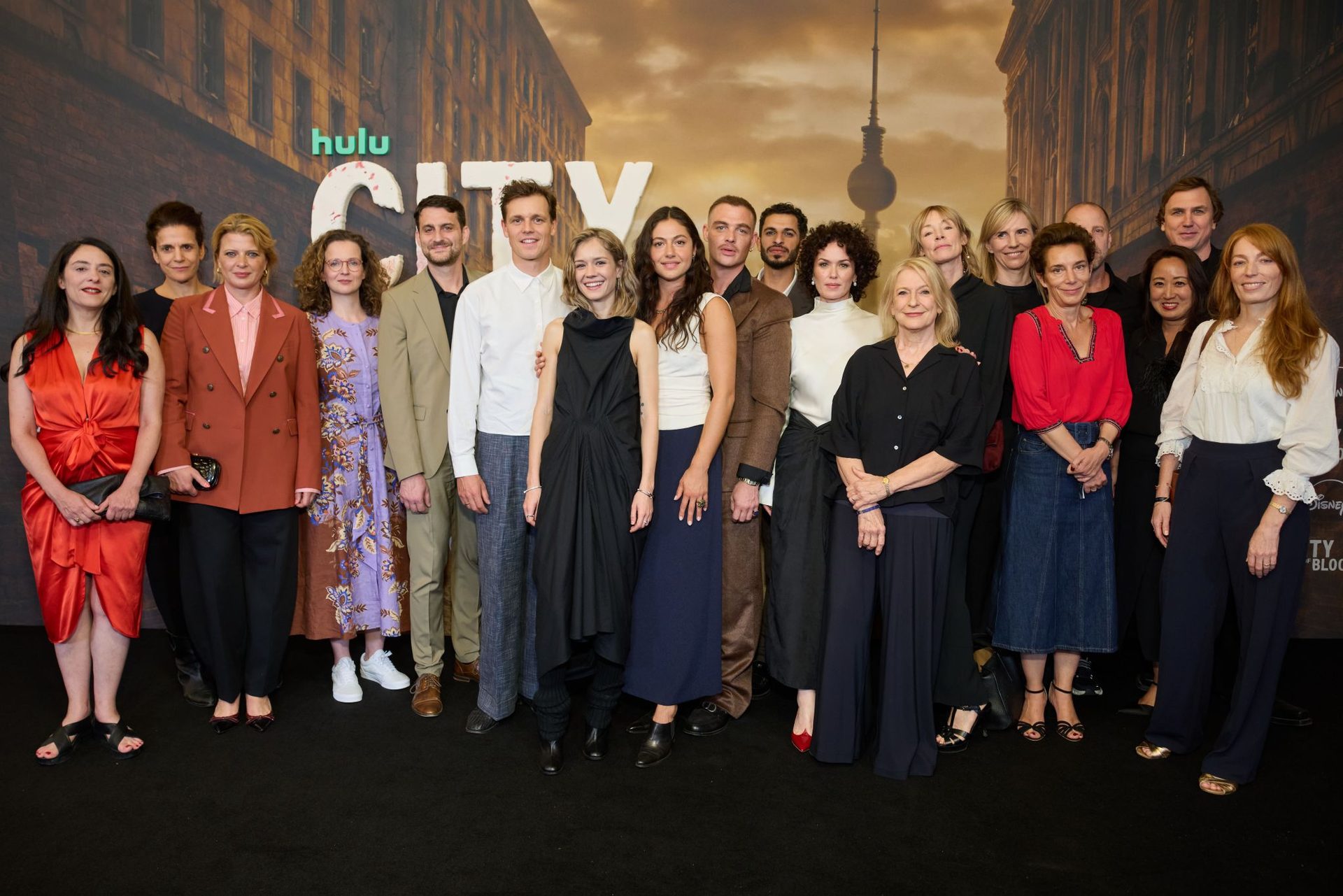 Cast und Team von City of Blood bei der Weltpremiere in Berlin vor der Serienbackdrop